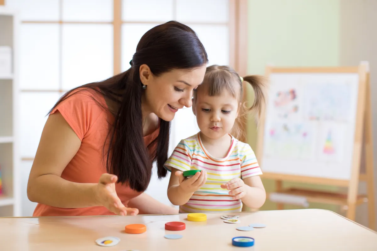 Comment les jouets de poupées et figurines encouragent l'imagination.