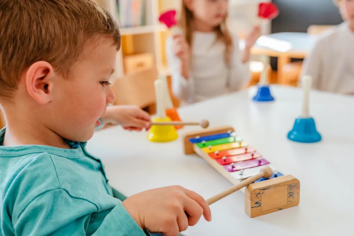 Les jeux de société en famille : renforcer les liens tout en apprenant.