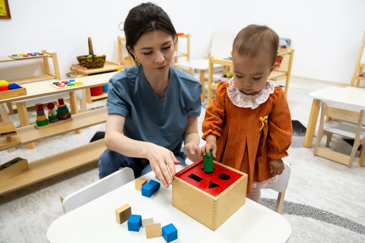 Les activités de construction avec des blocs en carton ou en mousse.