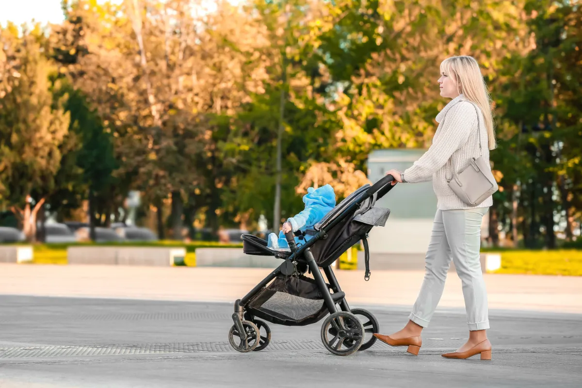 Test des poussettes compactes idéales pour les voyages.