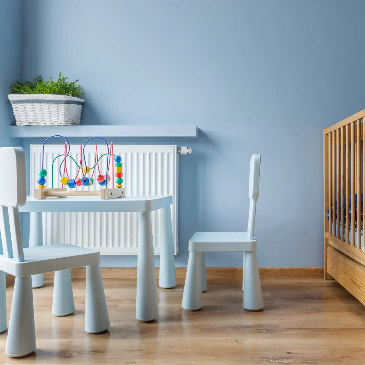 Transformer un petit espace en chambre de bébé fonctionnelle.