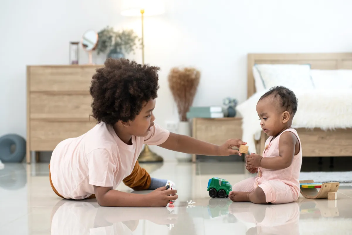 Idées de décoration pour une chambre partagée par bébé et un aîné.