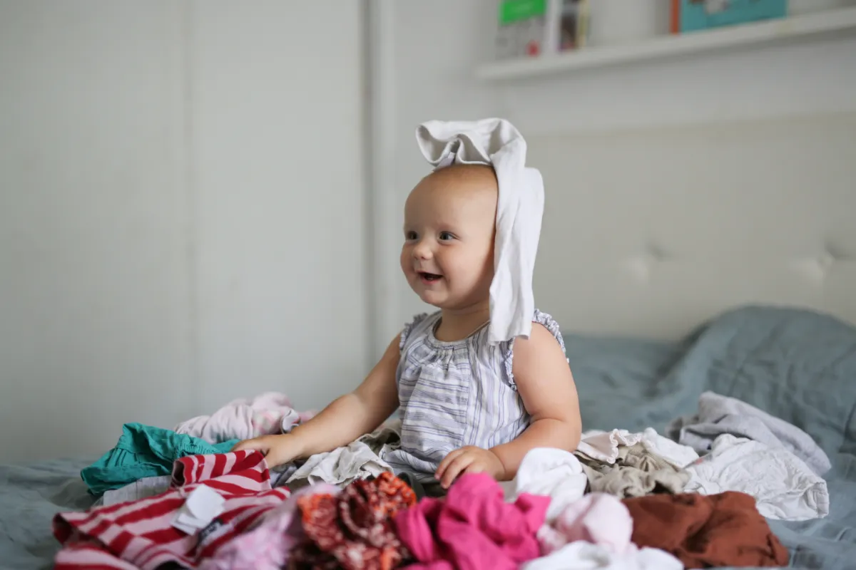 Astuces pour ranger et organiser la garde-robe de bébé.