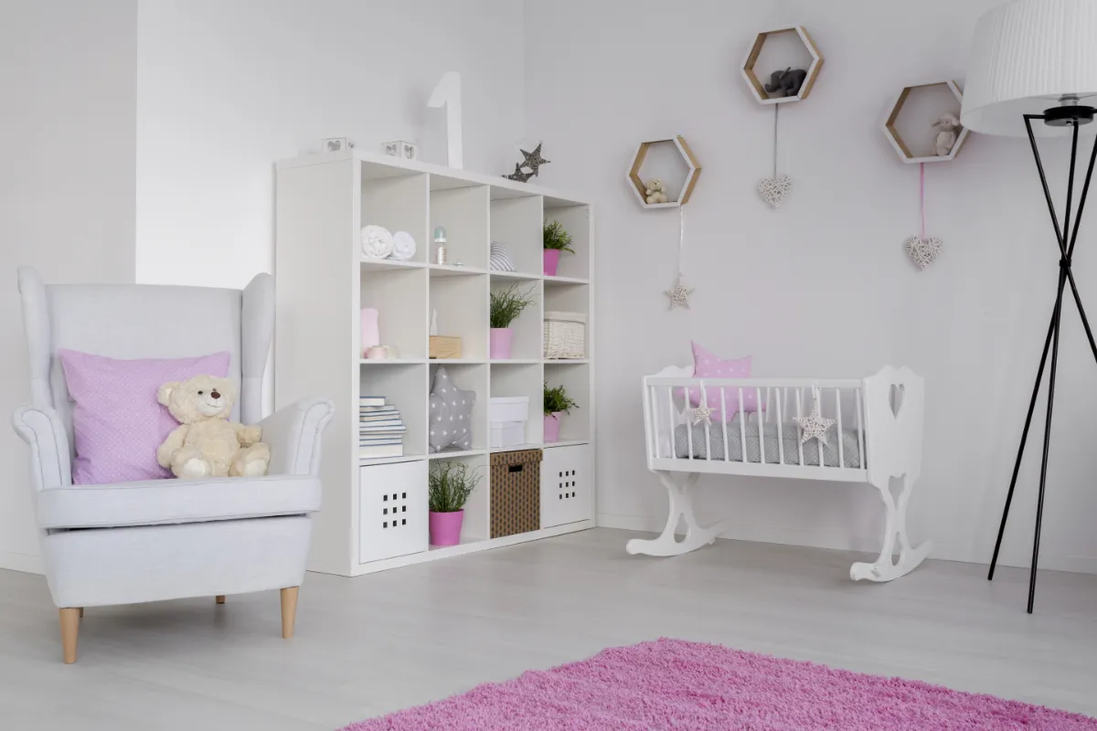 Idées de rangements astucieux pour une chambre de bébé.