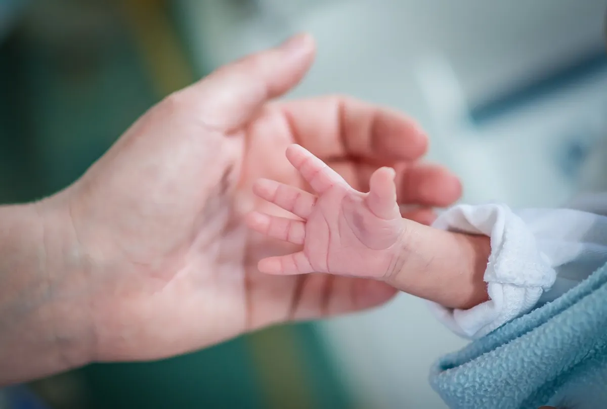 Les vêtements spécialisés pour les bébés prématurés.